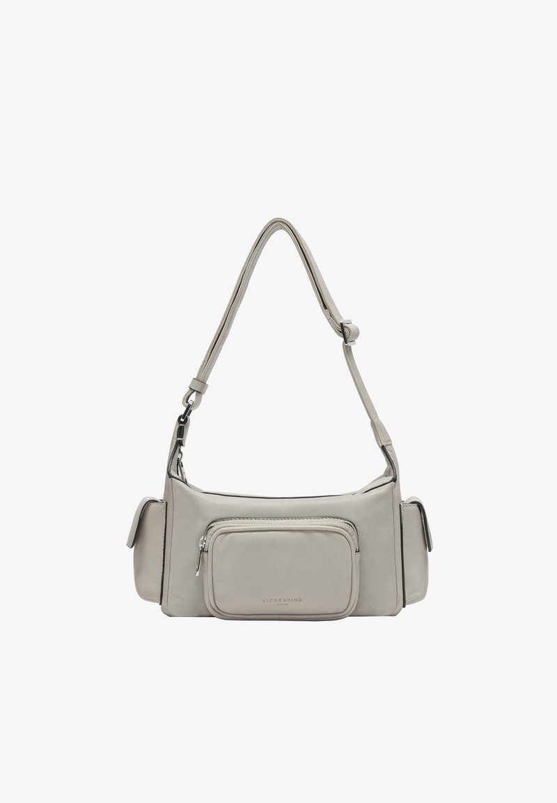 Szara skórzana torba na ramię o zakrzywionym kształcie, z regulowanym paskiem i przednią kieszenią na zamek. Posiada boczne kieszenie do dodatkowego przechowywania.