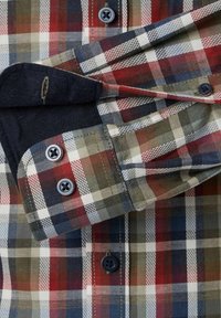 Koszula w kratę w odcieniach czerwieni, granatu i zieleni. Wykonana z bawełny, z zapięciami na guziki i kontrastowymi detalami w denimu.