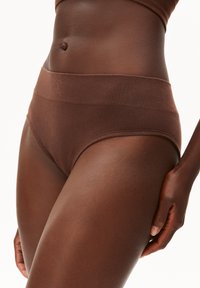 Bruine katoenen hipsteronderbroek met een brede, naadloze tailleband. Soepele textuur en mid-rise ontwerp zonder zichtbare naden.