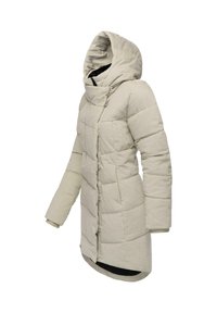 Cappotto lungo imbottito grigio chiaro, trapuntato, con cappuccio, caratterizzato da un colletto alto, zip nascosta e tessuto testurizzato. Le maniche sono ampie e con polsini.