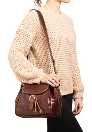 Borsa a spalla in pelle marrone con chiusura a patta, dettaglio con cordoncino e minuteria dorata. Texture liscia con forma arrotondata.