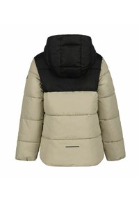 Puffermantel mit beigem Körper und schwarzem Schulterbereich, mit Kapuze, horizontalen Nähten und einer Akzent-Tasche auf der Rückseite.