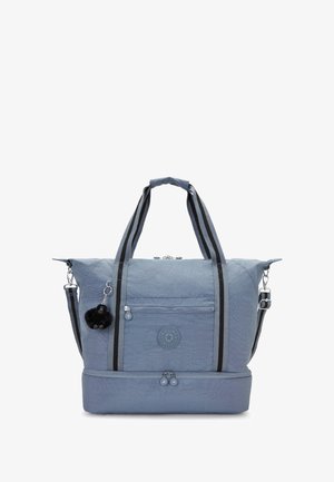 Lichtblauwe stoffen tas met twee zwart-witte gestreepte handgrepen, ritssluiting, voorvak, ronde logo en een pluche dieren sleutelhanger detail.