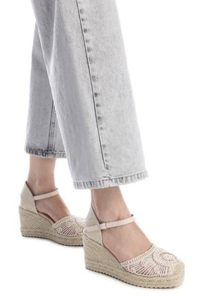 XTI, ZAPATO DE MUJER CON CUÑA  - HIELO - Zapatos altos - blanco