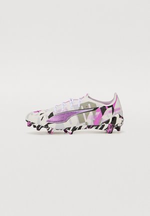 Schuh mit Grautönen und pink-lila Camouflage-Muster; leichtes Material; schwarz-weiße gestreifte Sohle; sechs Noppen für besseren Halt.
