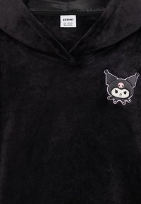 Sort fleece hoodie med en frontlomme. Har et broderet Kuromi karaktergrafik på venstre bryst. Blød tekstur og varm udseende.