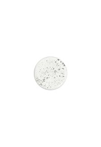 Transparante gel in een ronde vorm, met talrijke kleine luchtbelletjes en een doorschijnende uitstraling op een effen achtergrond.