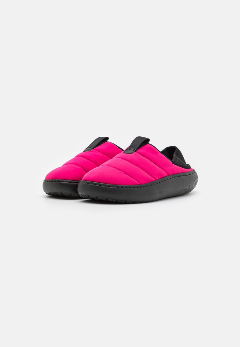 Pantofole slip-on trapuntate rosa con suole in gomma nera e dettagli elastici per una facile vestibilità. Parte superiore texturizzata con forma arrotondata.