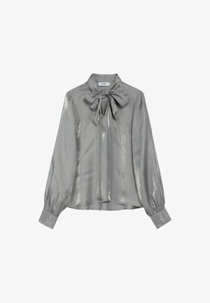 Szara, długorękawowa bluzka o satynowym wykończeniu. Posiada prowokacyjny zapięcie w okolicy szyi oraz marszczone rękawy. Subtelny połysk z lekkimi metalicznymi akcentami.