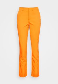Pomarańczowe dopasowane spodnie o gładkiej fakturze, slim fit i detalach w postaci załamań. Posiadają szlufki na pasek i zapięcie na guzik w talii.