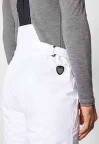 EA7 Emporio Armani KITZBUHEL PANT - Lyžiarske nohavice - white