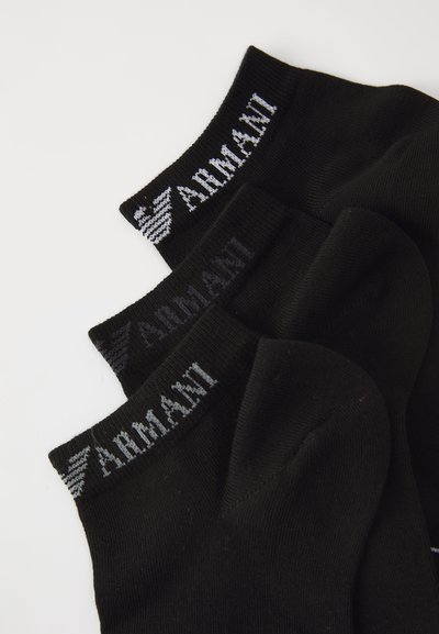 Schwarze Knöchelsocken mit gerippten Bündchen. Merkmale sind das gestickte "Armani"-Logo in Weiß und Grau, eine glatte Textur und eine passgenaue Form.