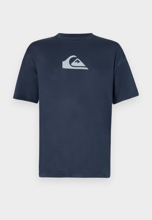 Marineblaue Baumwoll-T-Shirt mit kurzen Ärmeln, ausgestattet mit einem hellgrauen Logo auf der Brust. Glatte Textur, Rundhalsausschnitt-Design und normale Passform.