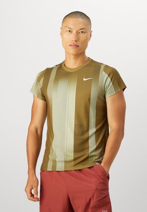 Kratek športni majica s kratkimi rokavi v olivno zeleni barvi z navpičnimi črtami in mrežastimi vzorci. Ima krogelni izrez in Nike logo na prsih.