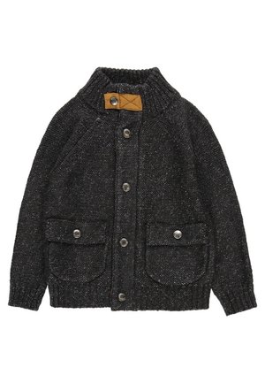 Ciemnoszary dziergany kardigan z prążkowanym kołnierzem, z beżową plisą zapinaną na guziki, dwoma przednimi kieszeniami i teksturowanym wykończeniem.