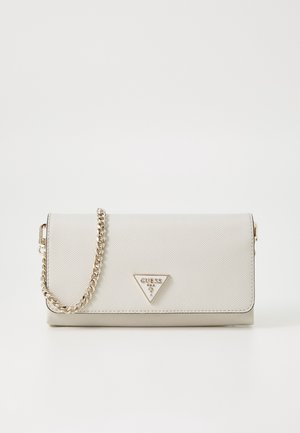 Witte gestructureerde clutch met gouden kettingriem en driehoekig gouden Guess-logo op de voorflap, op witte achtergrond.