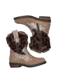 Bruine suede laarzen met glitterende panterprintaccenten, nepbontafwerking, sterdetails, ronde neus en een lage gestapelde hak. Rits aan de zijkant.