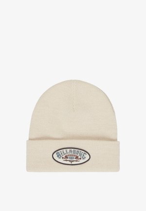 Beige gebreide beanie met omgeslagen boord en een ovale Billabong-logo patch in het midden van de boord.