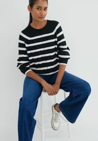 Next CREW NECK  - Pulóver - black and white stripe