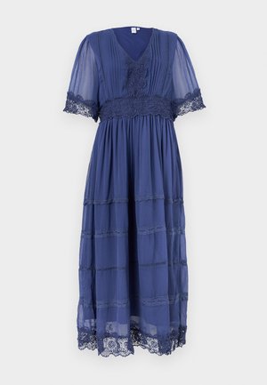 Zila midi kleita ar caurspīdīgām pūka piedurknēm, mežģīņu apdari viduklī, piedurknēs un apakšmalā, V veida kakla izgriezumu un savāktām slāņotām svārkiem.