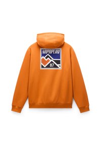 Felpa arancione con un motivo sulla parte posteriore che presenta montagne e un cuore. Il materiale sembra morbido, con una tasca frontale e cappuccio con cordoncino.