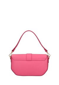 Sac à main en cuir rose de forme rectangulaire, avec un rabat supérieur plat et une courte anse. Comprend des accessoires en métal doré et une texture lisse.