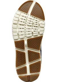 Semelle de sneaker blanche et marron avec caoutchouc texturé. Présente des motifs géométriques, des trous de ventilation et les logos "GEOX" et "PATENT ITALIEN."