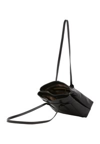 Borsa a spalla in pelle nera con due scomparti con zip, tracolla regolabile e finitura texture. L'interno presenta un motivo a quadri.