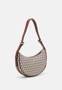 Hnědá kožená kabelka s křivolakým tvarem, zdobená vzorovanou látkou v krémových a hnědých odstínech a zlatým zipem.