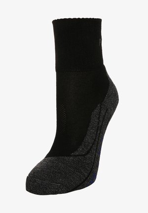 Czarna skarpetka kostkowa z teksturowaną czarną górą, szarym podbiciem i niebieskimi akcentami grip na podeszwie. Wykonana z oddychającego materiału.