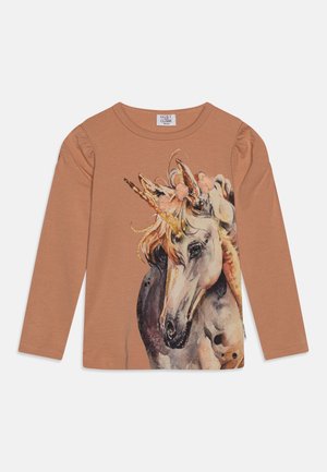 Chemise à manches longues couleur rouille en coton, ornée d'une illustration de licorne en aquarelle avec des accents dorés et des manches bouffantes texturées.