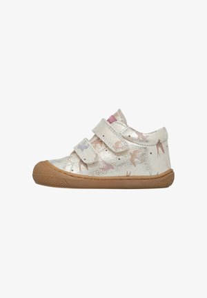 Sneakers per bambini in pelle argentata con due cinturini in velcro, dotate di un motivo di uccelli multicolore e suola in gomma marrone.