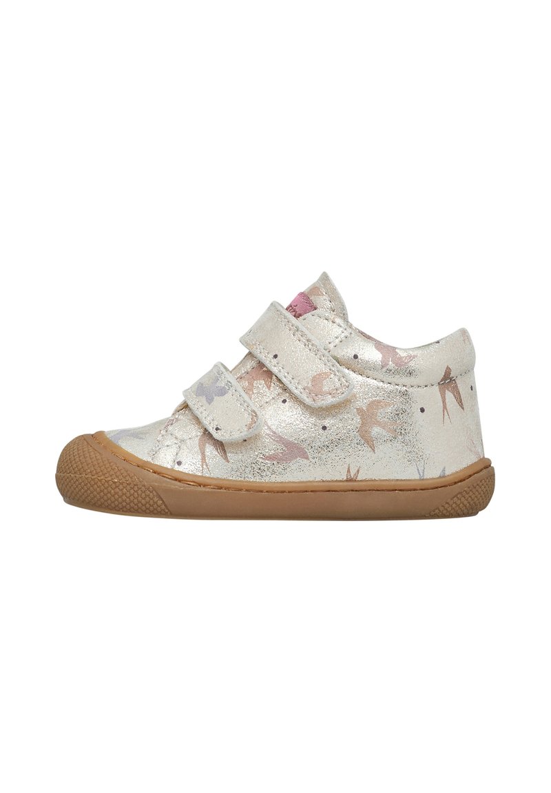 Sneakers per bambini in pelle argentata con due cinturini in velcro, dotate di un motivo di uccelli multicolore e suola in gomma marrone.