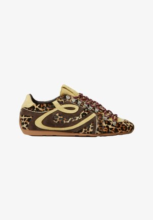 Zapatilla de perfil bajo con tejido de estampado de leopardo, superposiciones de ante marrón y beige, cordones burdeos y ojales de metal sobre una suela de goma marrón.
