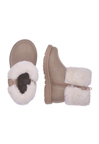 Botas de niños en beige con un borde de piel sintética, forma redondeada, cremallera lateral, superficie texturizada y suelas de goma para mayor tracción.