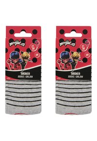 Packaging de calcetines a rayas grises con personajes en un tema de superhéroes. Fondo rojo con lunares negros e indicación de tamaño (27-30).