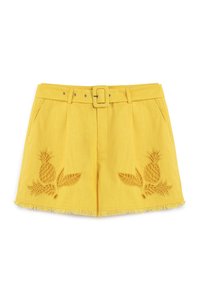 Geel linnen shorts met een riem, voorzien van borduurwerk van ananas en bladeren op de voorkant, en een rafelige zoom aan de onderkant.
