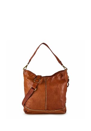 Bolso de hombro de cuero marrón con correa ajustable, hebilla dorada y tachuelas decorativas doradas a lo largo del centro y los bordes inferiores.