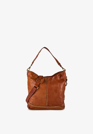 Bolso de hombro de cuero marrón con correa ajustable, hebilla dorada y tachuelas decorativas doradas a lo largo del centro y los bordes inferiores.