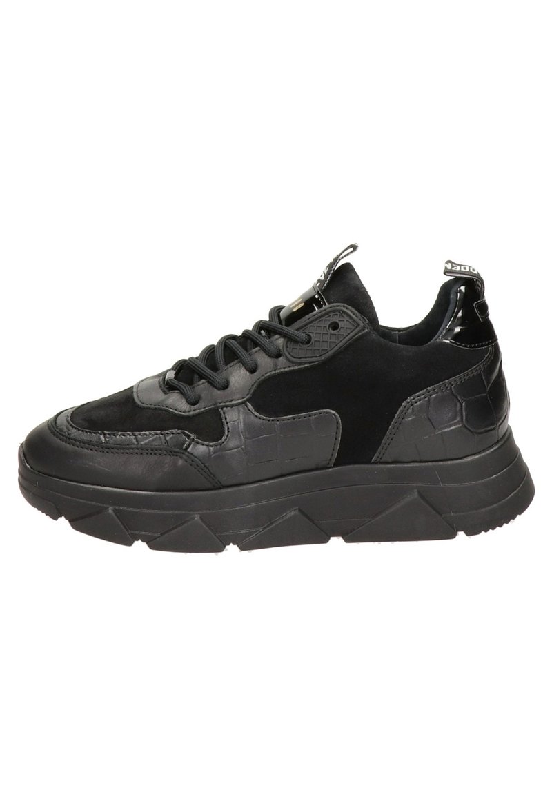 Zapatilla negra con un upper de cuero texturizado y ante, que cuenta con una suela gruesa y dentada y acentos brillantes en contraste. Detalles de los cordones y la etiqueta visibles.