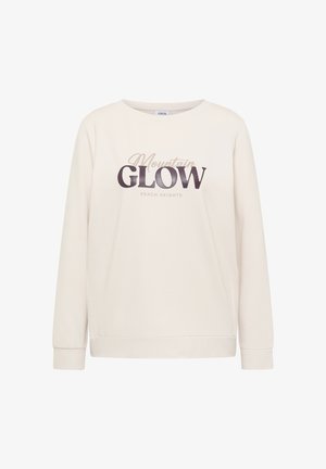 Sudadera de color beige claro con manguitos largos, escote redondeado y "Mountain GLOW REACH HEIGHTS" impreso en marrón oscuro y acentos metálicos.