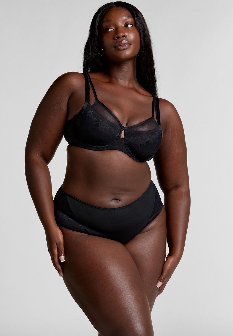 Zwarte kanten beha met doorschijnende panelen en verstelbare bandjes, gecombineerd met zwart slipje met hoge taille, een gladde textuur en zonder zichtbare patronen.