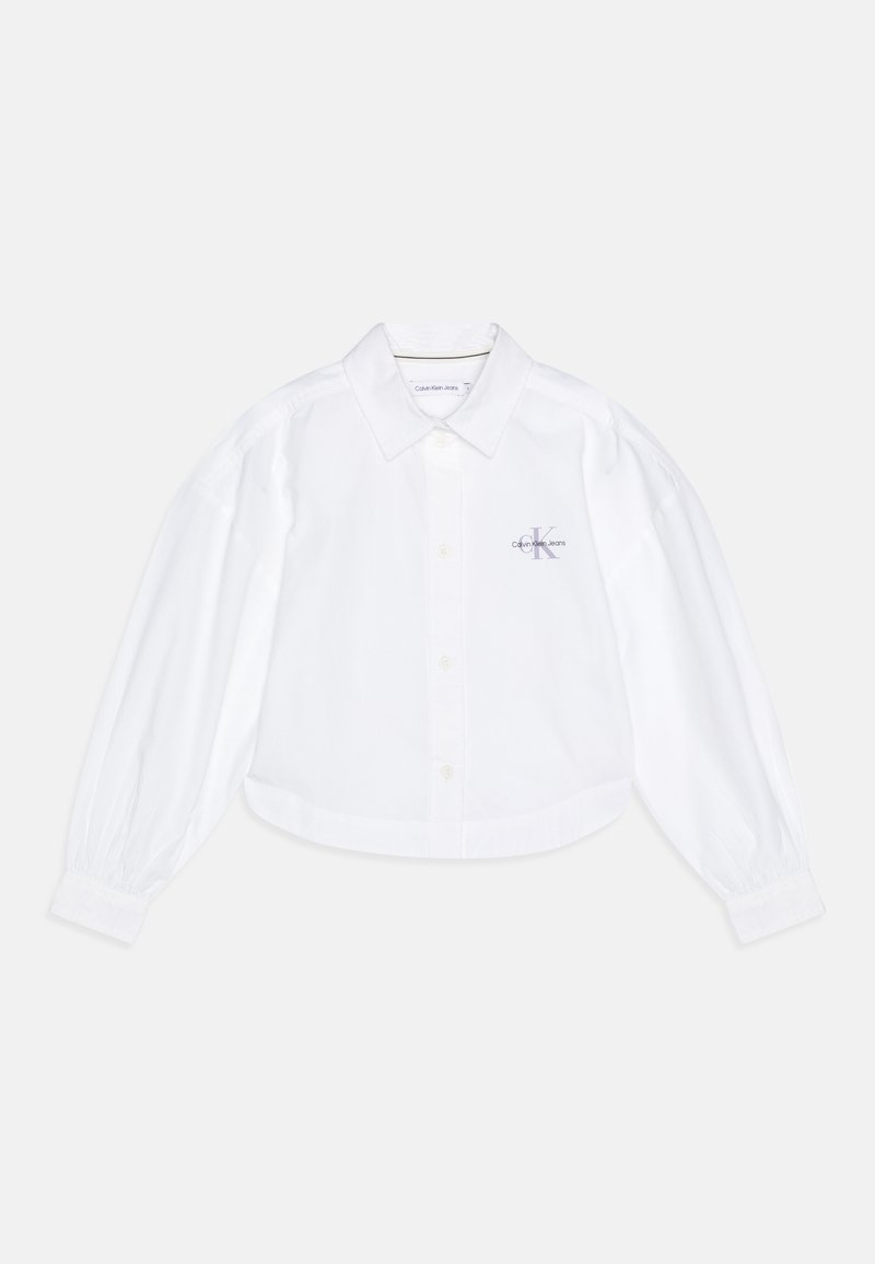 Camicia bianca cropped con bottone, colletto classico, maniche a palloncino e un piccolo logo Calvin Klein in viola chiaro sul lato sinistro del petto.