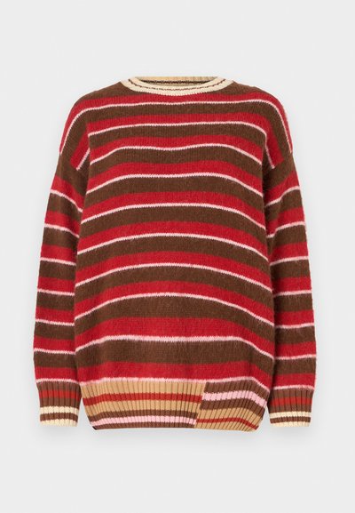 Pull en tricot avec des rayures horizontales rouge, rose, marron et crème. Encolure ronde avec bord côtelé et coupe décontractée.
