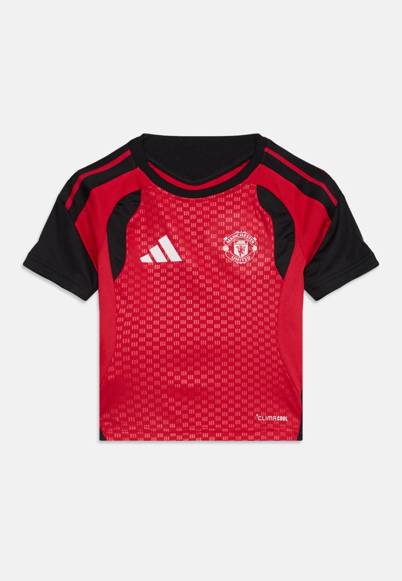 Κόκκινη και μαύρη ποδοσφαιρική φανέλα Manchester United με κοντά μανίκια, με λογότυπα Adidas και κείμενο ClimaCool κάτω δεξιά.