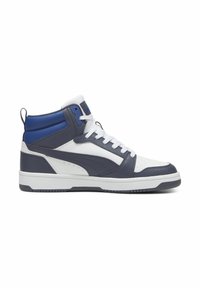 Zapatillas altas con cuero blanco, marino y azul, acabado texturizado, collar acolchado, diseño con cordones y suela de goma.