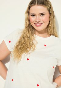 Studio Untold RUNDHALS HERZEN - Triko s potiskem - off white