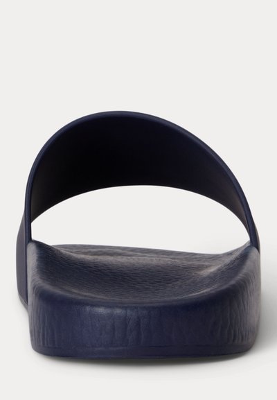 Σανδάλι Navy blue χωρίς κορδόνια με φαρδιά λωρίδα και υφή στο πέλμα, απεικονίζεται από μπροστά σε λευκό φόντο.