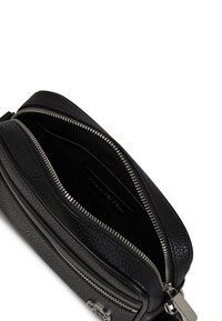 Borsa in pelle nera con finitura testurizzata, hardware in argento e due scomparti con zip. Interno foderato con un'etichetta logo visibile all'interno.