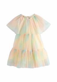 Robe en tulle pastel avec un design à étages, des manches flottantes et un col rond. Des couleurs douces se mélangent dans une texture légère et translucide.
